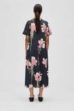 Stine Goya Jurk Flowy Short Sleeve Midi Dress